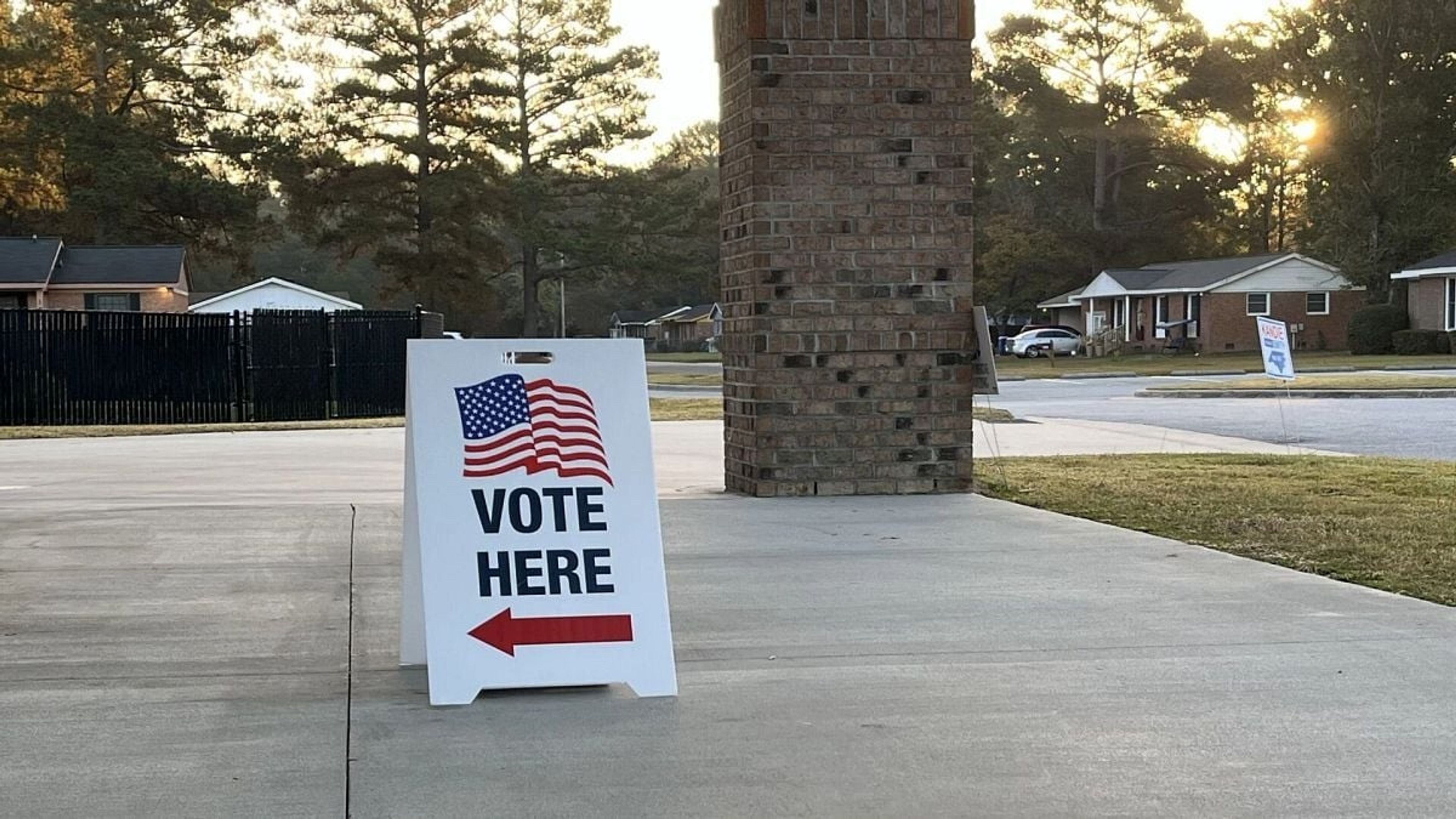 A sign directs voters to a polling location.  Alan Wooten | The Center Square