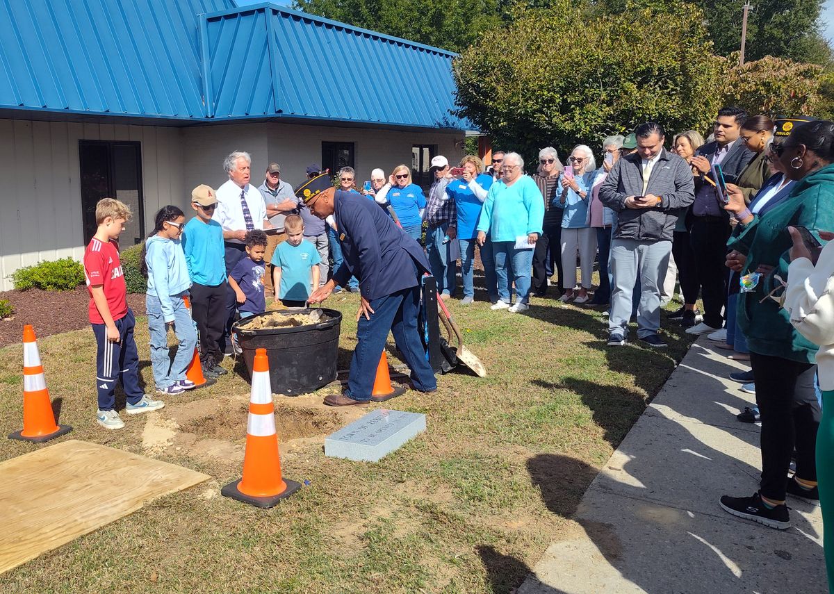 Zebulon buries 2026 time capsule, displays 1976 artifacts